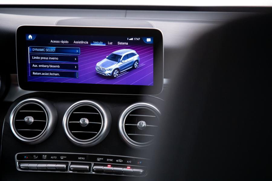 Детали интерьера Mercedes-Benz GLC220 d 4Matic (X253) 2019 года  (LA) (фото 34 из 35)